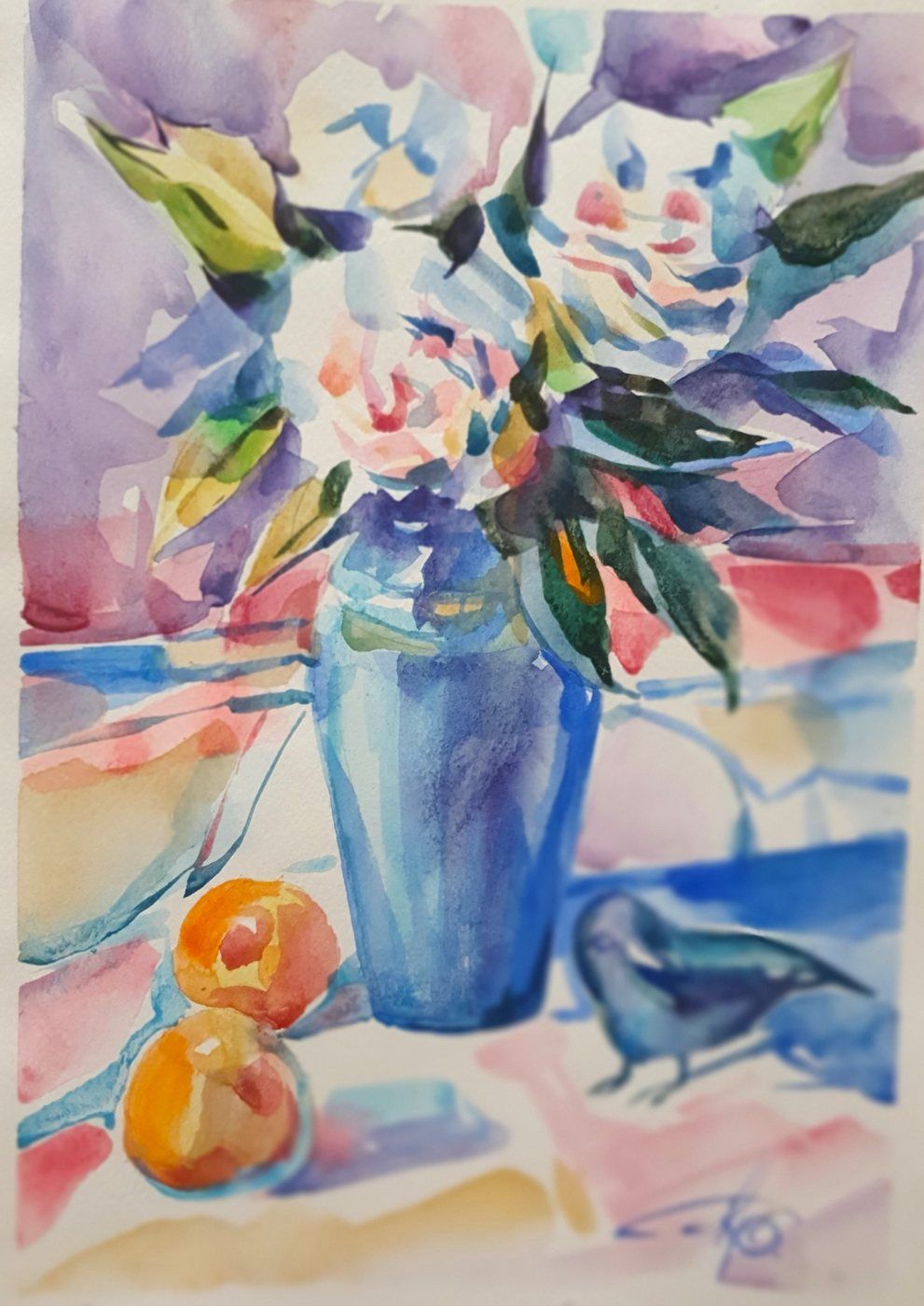 אגרטל פרחים בצבעוניות בהירה על שולחן