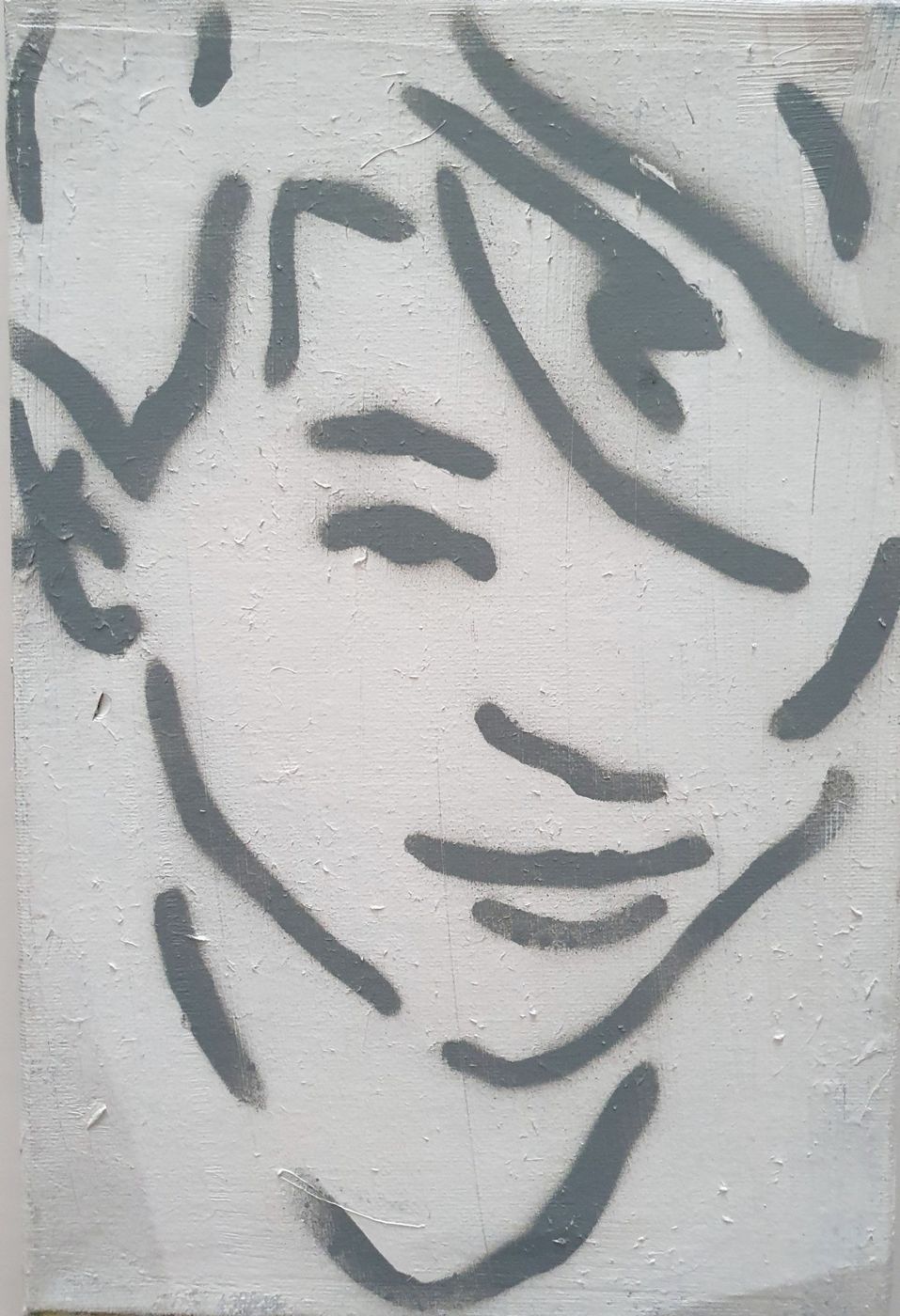 דיוקן פנים בקווי ספריי אפורים